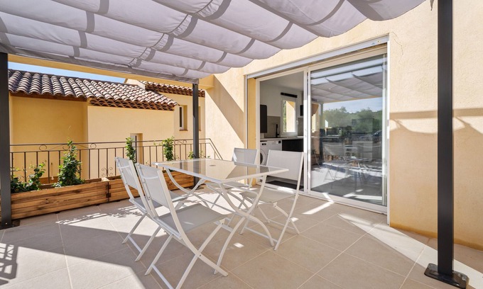 Sollies-Ville House | Holiday Home 'L'oliveraie' with Mountain View, Private Terrace and Air Conditioning
