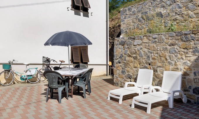 Osiglia House | Inviting 'La Casa Sul Lago': Sea View, Garden & Wi-Fi