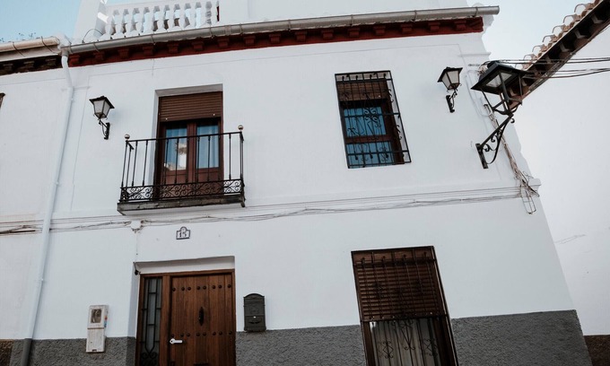 La Zubia House | Holiday Home 'La Casa Real' with Mountain View, Wi-Fi and Air Conditioning