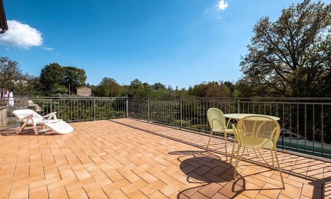 Casone House | Holiday Home 'La Casetta Del Caminetto' with Shared Pool, Shared Garden and Balcony