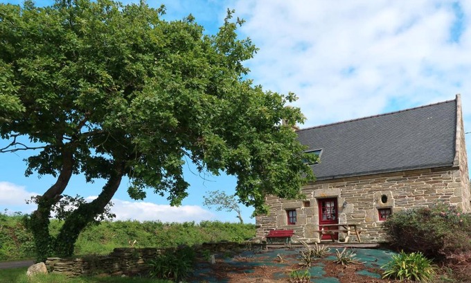 Ploumoguer House | Cozy Holiday Home La Chapelle - Family-Friendly Retreat