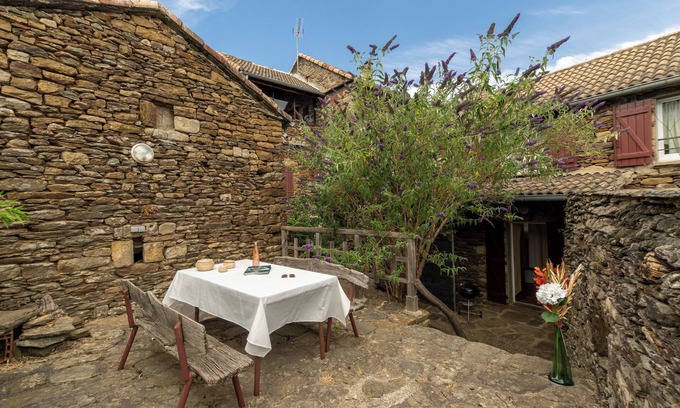 Gravieres House | Holiday Home 'La Grange' with Mountain View, Shared Pool and Air Conditioning