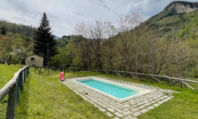 Gallicano House | Cozy Holiday Home "La Grotta" with Mountain View & Pool