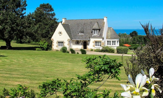 Penvenan House | Family-Friendly Holiday Home La Rotonde with Kitchen Access