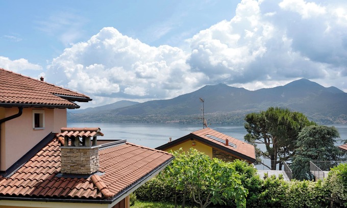 Ghiffa House | Lake View Holiday Home 'Casa di Zelda' with Private Garden