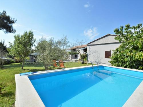 Manjadvorci House | Pet-Friendly Retreat with Pool & Fireplace - Holiday Home Latin