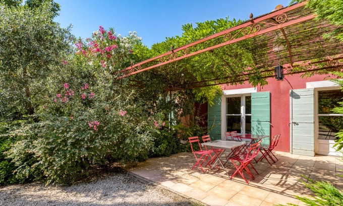 Fourques House | Holiday Home 'Le Cézanne' with Shared Pool, Wi-Fi and Air Conditioning