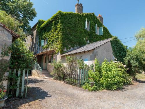 Bourg-Archambault House | Budget-Friendly Retreat: Holiday Home Le Jardin de Timothee