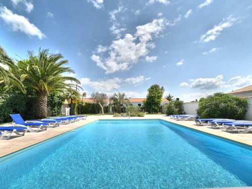 Cheray House | Relax at Holiday Home Le Moulin de la Filasse with Pool