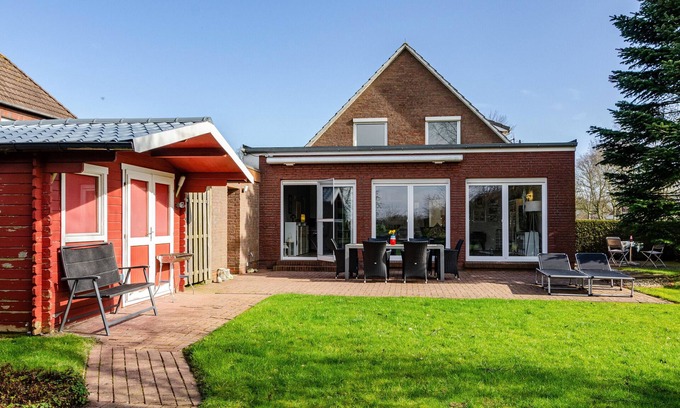 Leezdorf House | Charming Holiday Home 'Leezdorf Ostfriesland' with Private Terrace