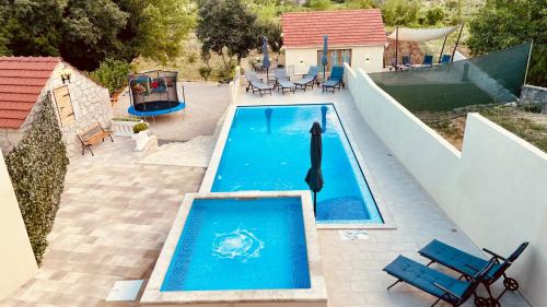 Podbablje Villa | Oceanfront Holiday Home Leon: Family-Friendly Retreat