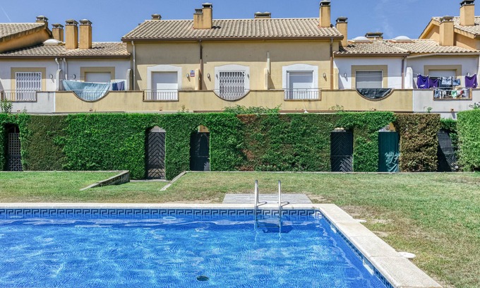 L'Estartit House | Relax at Holiday Home 'Les Medes' with Pool and Ocean Views
