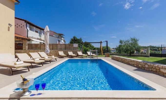 Stinjan House | Pet-Friendly Holiday Home Licardo with Pool & Kitchen
