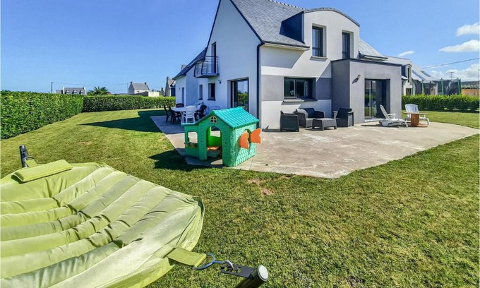 Plouguerneau House | Pet-Friendly Retreat in Plouguerneau with Free Wifi