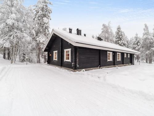 Yllasjarvi House | Cozy Holiday Home Lomaylläs with Hot Tub & Pet-Friendly Stay