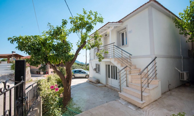 Sivros Apartment | Holiday Home 'Lovely' with Balcony, Wi-Fi and Air Conditioning