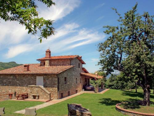 Torsoli House | Pet-Friendly Holiday Home Lucolena with Pool & High Rating