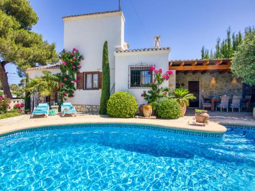 El Tosalet House | Guest Rated 9.5: Holiday Home Mabrouk with Pool Oasis
