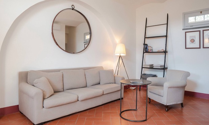 Cortona Apartment | Holiday Home 'Magazzino 1' with Shared Pool, Wi-Fi and Air Conditioning