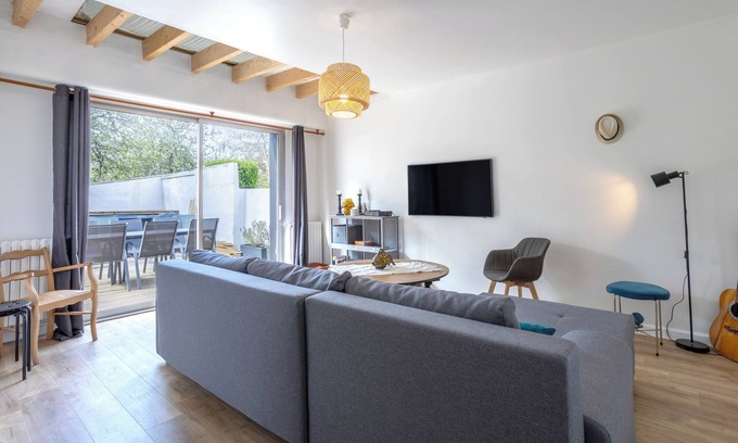 Plozevet House | Cozy Holiday Home with Private Pool Near the Beach