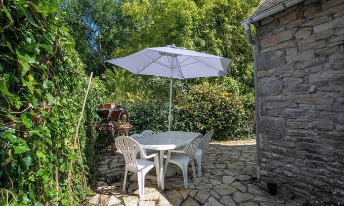Plouezec House | Cozy Holiday Home 'Maison Bateau' with Ocean View and Terrace
