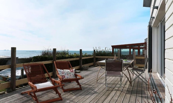 Lanildut House | Oceanfront Holiday Home: Maison d'en haut - Guest Rated 8.7
