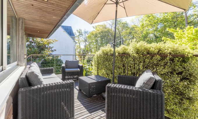 Combrit House | Holiday Home 'Maison De Kerobistin - Beach 150m Away' with Sea View, Wi-Fi and Air Conditioning