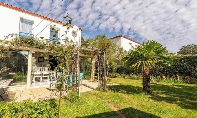 Pornic House | Holiday Home 'Maison La Mouette Proche Plage Golf' with Private Terrace, Private Garden and Wi-Fi