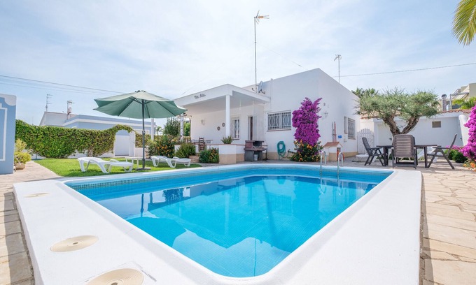 Vinaros House | Enjoy Beachside Bliss at Marblau 1 with Pool & Wi-Fi