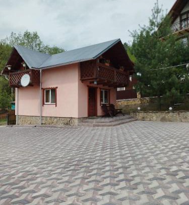 Yaremche House | Relaxing Holiday Home Melodiya Karpat with Pool & Dining