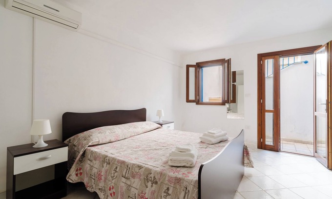 Porto Cesareo House | Holiday Home 'Mery Villaggio Chiusurelle 2' with Shared Pool, Shared Terrace and Air Conditioning