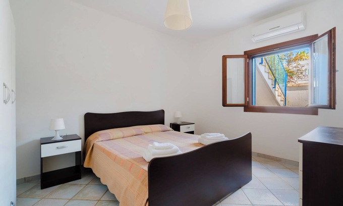 Porto Cesareo House | Holiday Home 'Mery' with Shared Pool, Shared Terrace and Air Conditioning