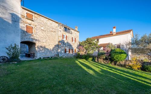 Buzet Villa | Pet-Friendly Holiday Home Mia&Emi with Hot Tub & Kids’ Fun