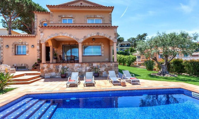 Condado del Jaruco House | Cozy Holiday Home Miro with Pool & Family-Friendly Amenities