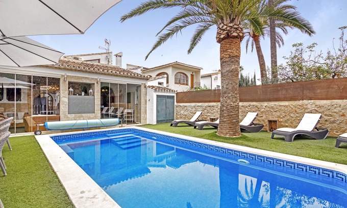Jalon House | Inviting Holiday Home 'Mistela' with Mountain View & Pool