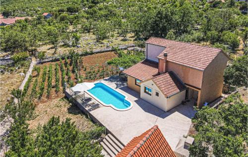 Sibenik House | Pet-Friendly 3 Bedroom Home with Pool in Mravnica