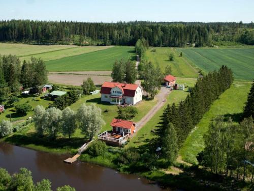 Maentsaelae House | Family-Friendly Retreat at Holiday Home Mustijoenranta