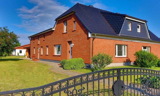 Arbshagen House | Cozy Holiday Home by the Baltic Sea with BBQ Terrace