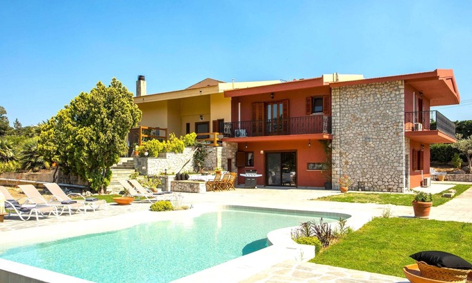 Kallithea House | Inviting Holiday Home in Koskinou with Garden & Pool