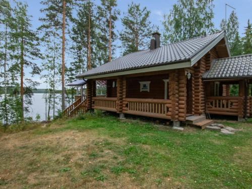 Aatola House | Family-Friendly Holiday Home Neitlinna with Hot Tub