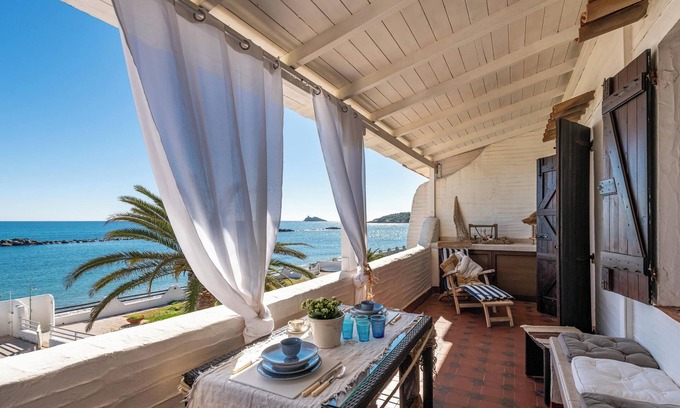 Sarroch House | Relaxing Holiday Home "Nicoleup" with Sea View and Garden