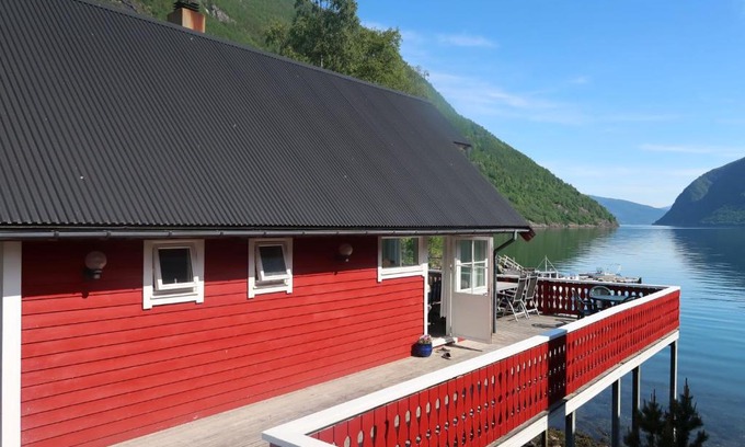 Vik House | Pet-Friendly Holiday Home Njord: Perfect for Families