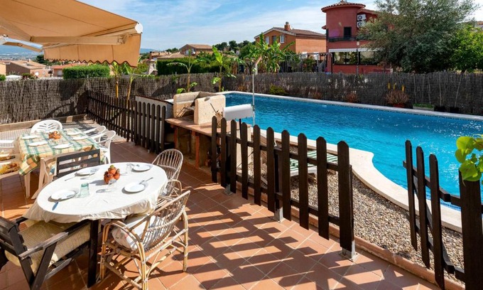 El Vendrell House | Pet-Friendly Holiday Home Oasis with Pool & Child Amenities