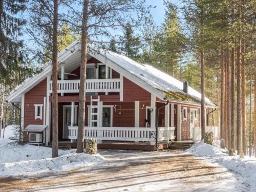 Salla House | Cozy Holiday Home Old Logger's House with Hot Tub and Pets