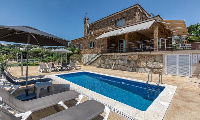 Lloret de Mar House | Holiday Home 'Olive' with Private Pool, Wi-Fi and Air Conditioning