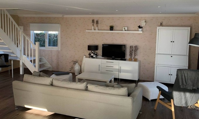 Lathum House | Relaxing Lake Getaway with Pool and Breakfast Included