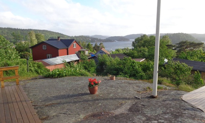 Sundsandvik House | Cozy Beachside Holiday Home with Ocean View and Spa
