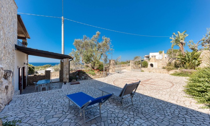 Patu House | Holiday Home 'Orizzonte Vista Mare' with Sea View, Private Terrace and Air Conditioning