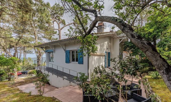 Pyla-sur-Mer House | Seaside Escape at Pyla Sur Mer Villa with Shared Terrace