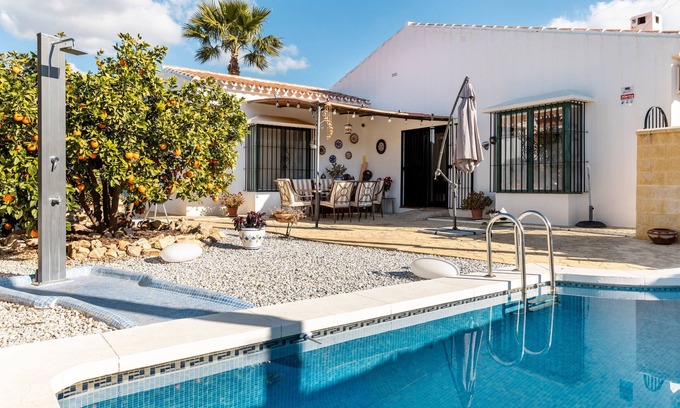 Alcaucin House | Holiday Home 'Palmera' with Mountain View, Private Pool and Wi-Fi